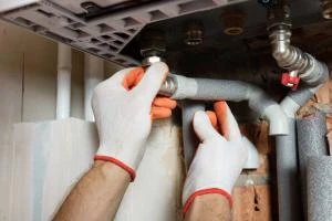 Technicien NEF préparant les raccordements d’une installation de chauffage