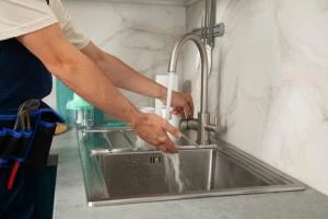 Professionnel NEF préparant les raccordements d’une installation plomberie