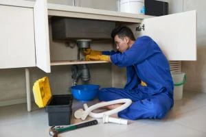 Professionnel NEF contrôlant une canalisation lors d’une recherche de fuites
